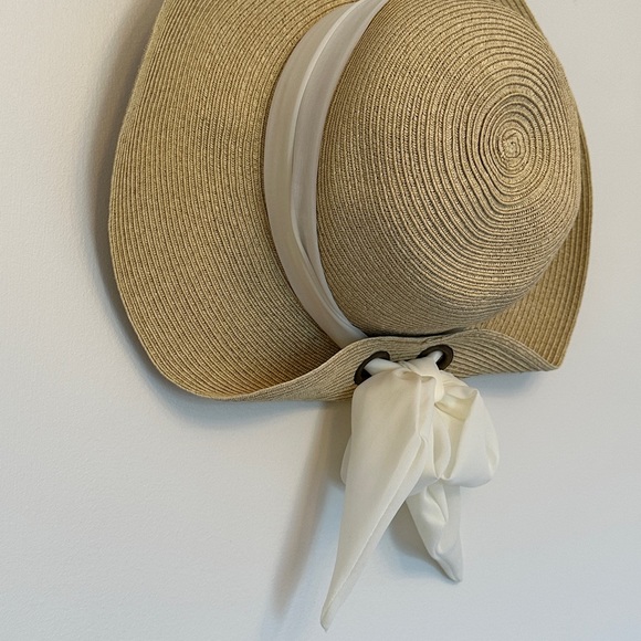 Accessories - Straw beach hat w/ bow ribbon